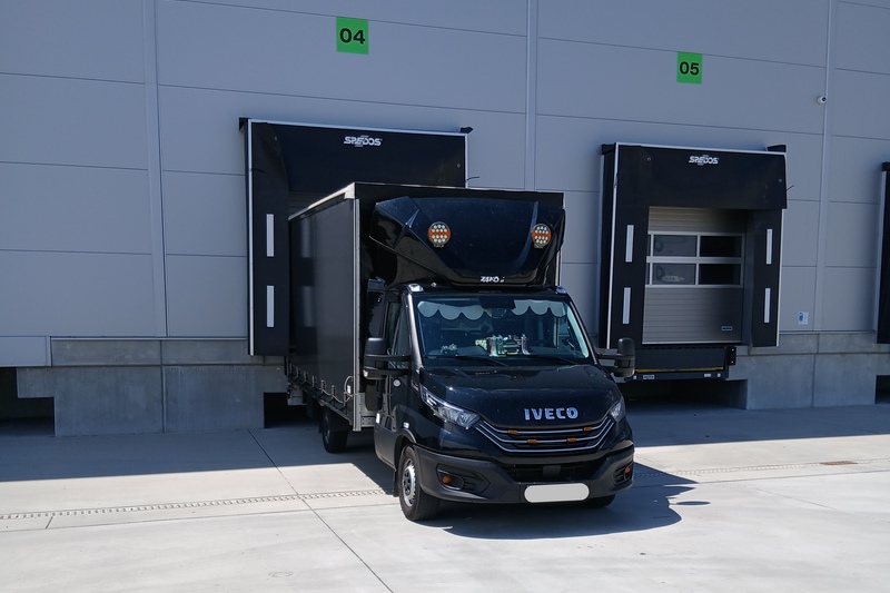 Short-term van delivery between longer European trips